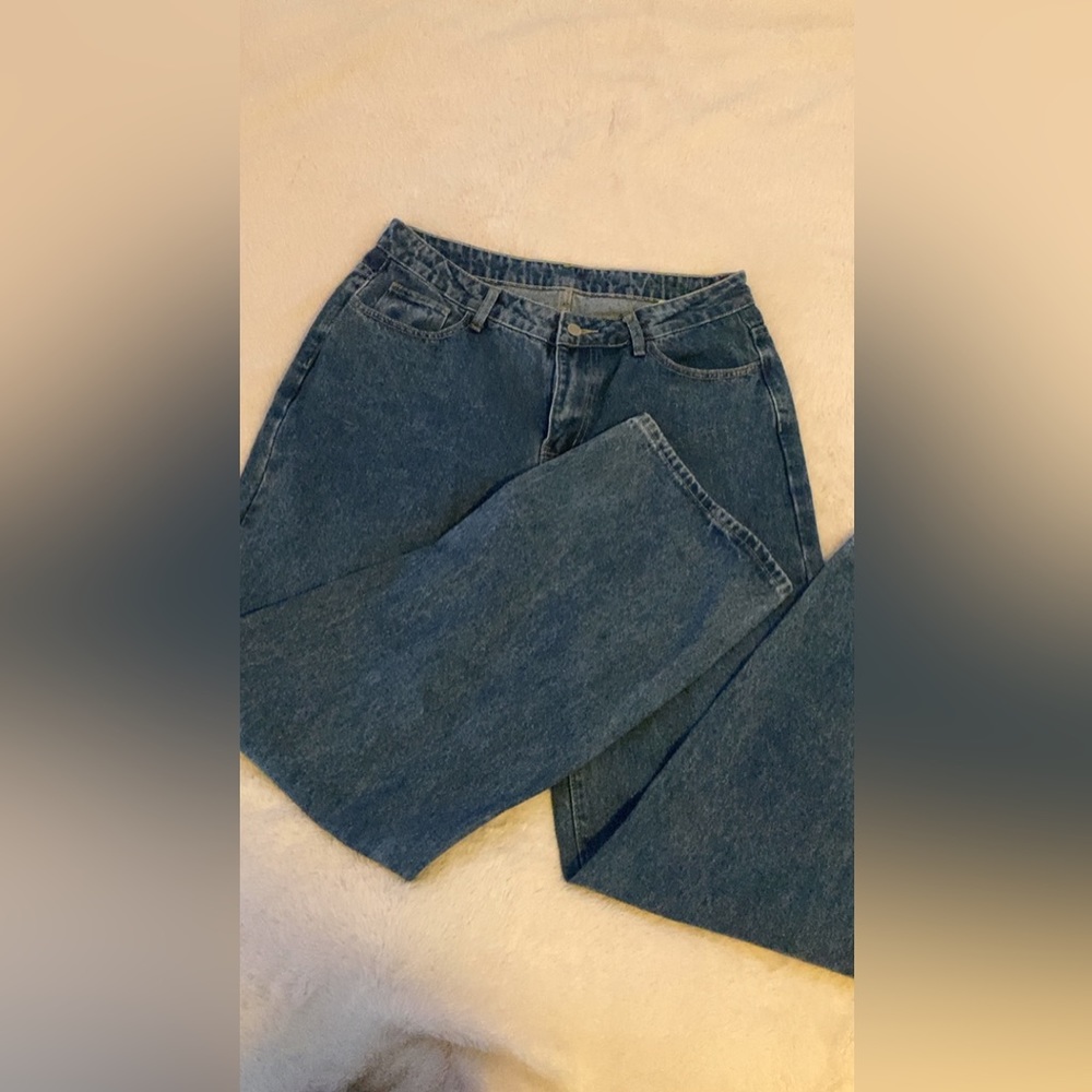 SHEIN MEDIUM WASH STRAIGHT LEG JEANS